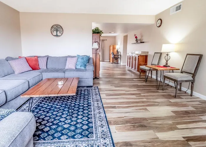 2 Bedroom With Community Pool And Parking