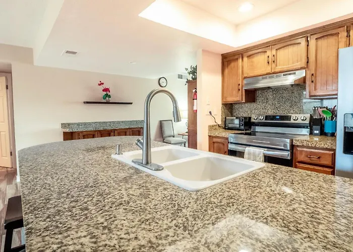 2 Bedroom With Community Pool And Parking