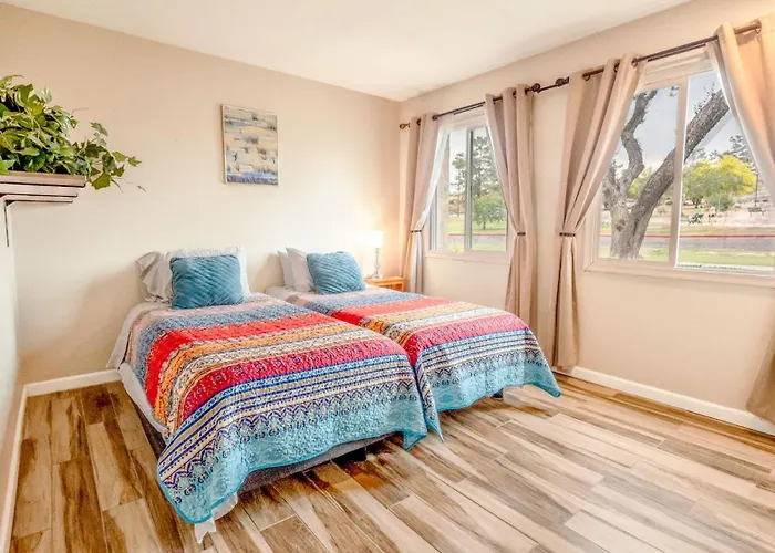 Holiday home 2 Bedroom With Community Pool And Parking