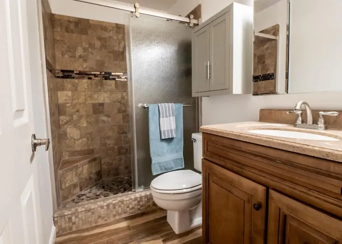 2 Bedroom With Community Pool And Parking *