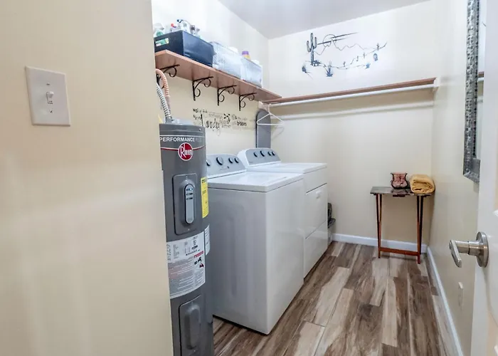 2 Bedroom With Community Pool And Parking Holiday home