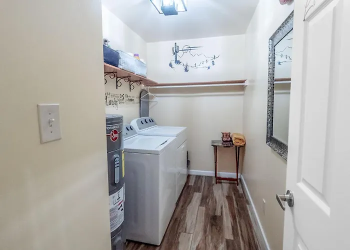 2 Bedroom With Community Pool And Parking * Scottsdale