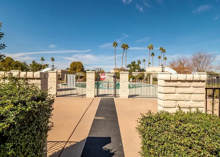 2 Bedroom With Community Pool And Parking Holiday home